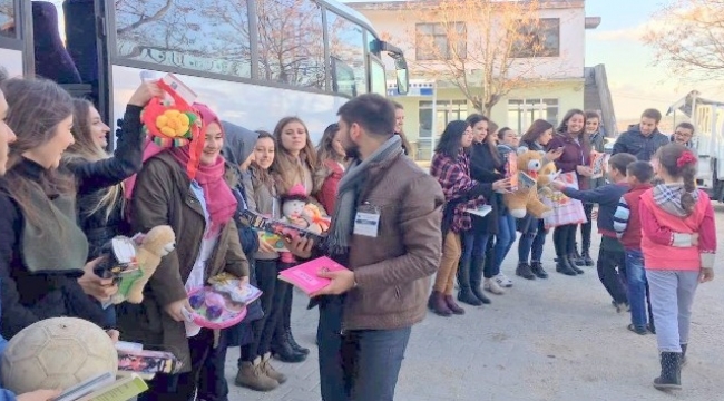 Köy çocuklarına mutluluk oldular