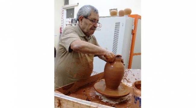 68 yıldır seramikçilik yapıyor