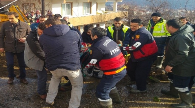 Belediye işçisi göçük altında kaldı