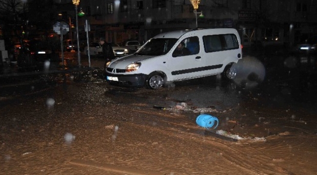 Çanakkale’de etkili olan yağmur su baskınlarına neden oldu