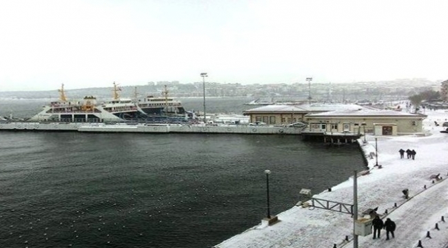 Çanakkale’de feribot seferlerine kar ve fırtına engeli