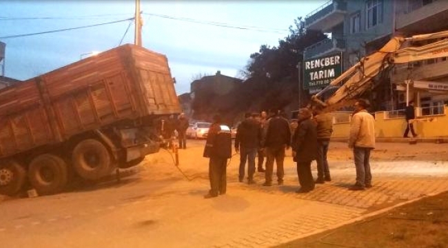 Çanakkale'de Freni Boşalan Kamyon Evin Bahçesine Girdi