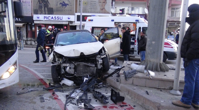 Çanakkale'de Otomobil Refüje Çıktı: 1 Yaralı