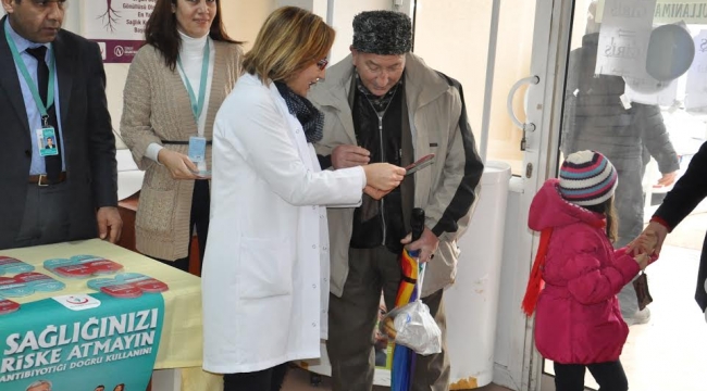 DOĞRU ANTİBİYOTİK KULLANIMI HAKKINDA HASTA VE HASTA YAKINLARI BİLGİLENDİRİLİYOR