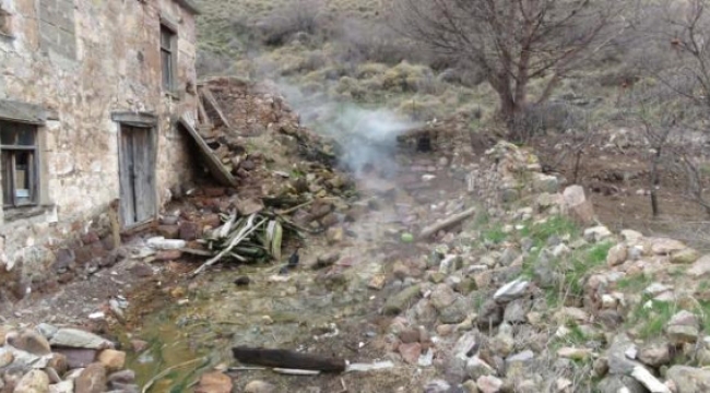 Çanakkale'de Depremde Yıkılan Evin Bulunduğu Yerden Kaynak Suyu Çıktı