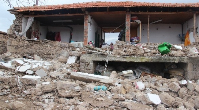 Çanakkale’deki deprem Çok sayıda evde hasar var.