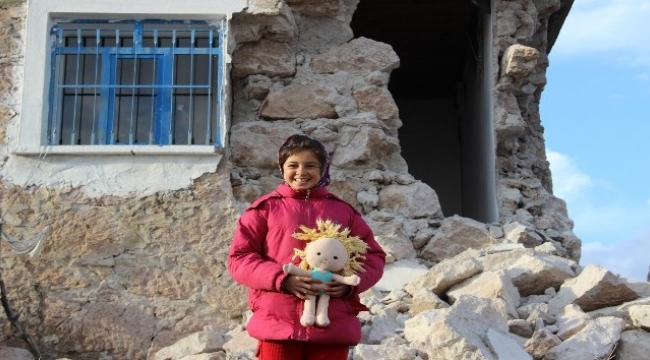Deprem bölgesinde çocuk olmak...Tek istekleri oyuncak