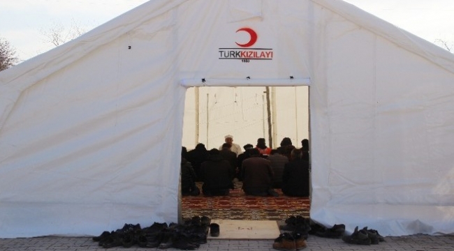 Deprem çadırında Cuma Namazı