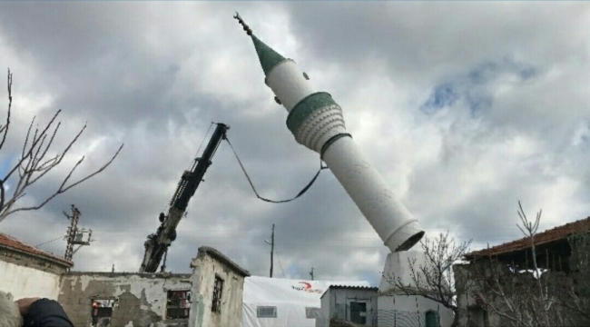 Depremde hasar gören caminin minaresi yıkıldı