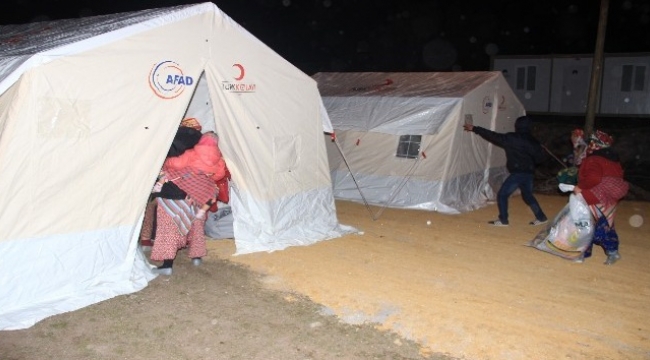 Depremzedeler çadır kapmak için yarıştı