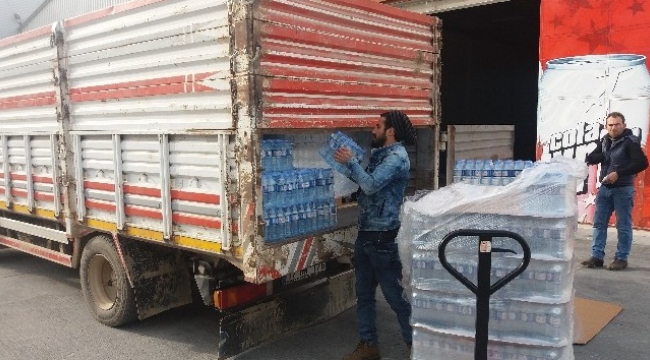 Gelibolu Belediyesi’nden depremzedelere su yardımı