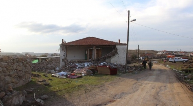 Hasarlı evlerden eşyalarını taşıyorlar