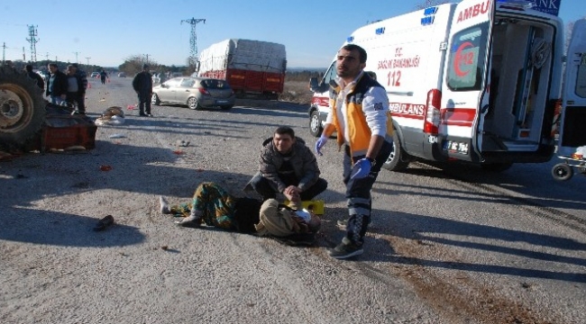 Kamyon traktöre çarptı; 1 ağır 3 yaralı