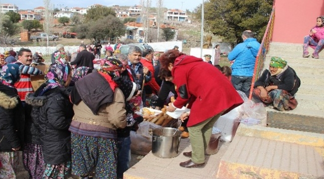 Kızılay ekipleri, depremzede vatandaşlara yemek dağıttı.