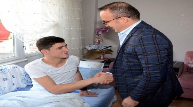Turan, Lapseki’li gaziyi evinde ziyaret etti