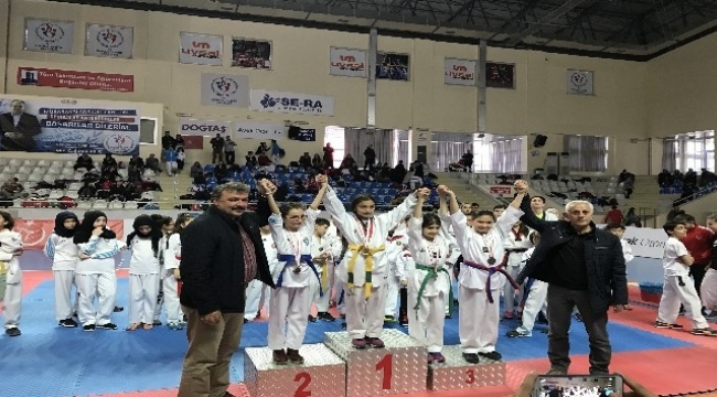 18 Mart Deniz Zaferi Marmara Taekwondo Şampiyonası düzenlendi