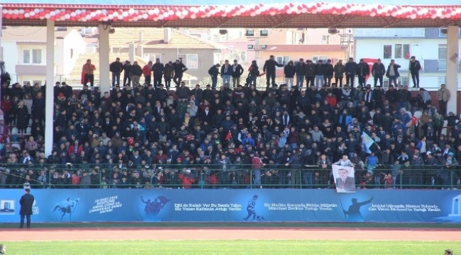 18 Mart törenlerinde Çanakkale Belediye Başkanı Ülgür Gökhan’a protesto