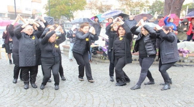 8 Martı yağmur altında kutladılar