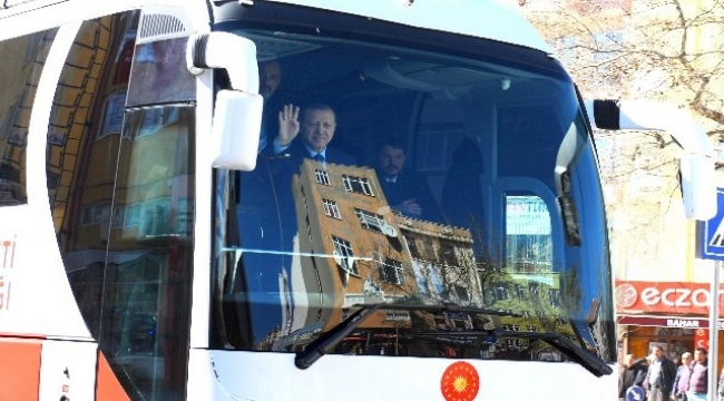 Cumhurbaşkanı Erdoğan halkı selamladı