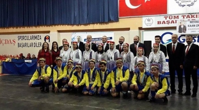 Halk oyunları ekibi madalya ile döndü