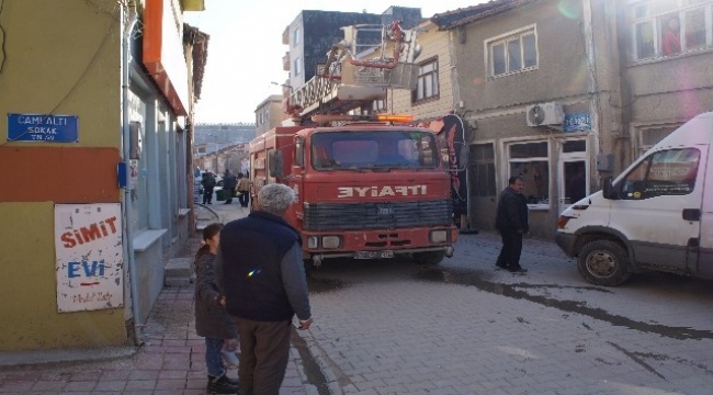Lapseki’de metruk binada yangın çıktı