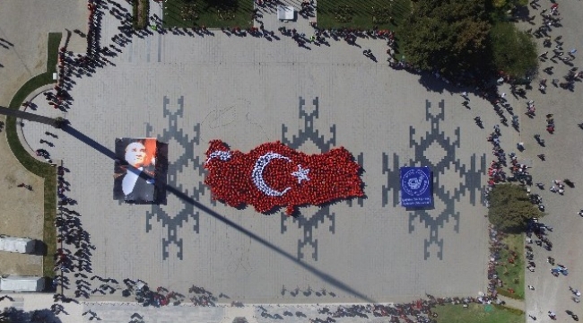 Şehitler Abidesi'nde Türkiye haritası kareografisi