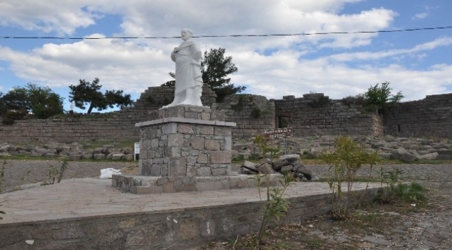 Aristo heykeli yenilendi
