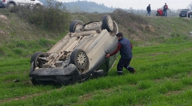 Kamyonet buğday tarlasına devrildi