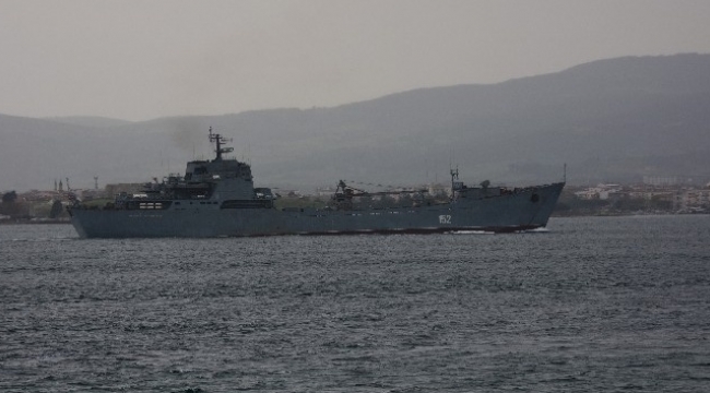 Rus çıkarma gemisi boğazdan geçti