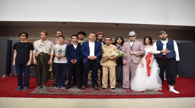Çan Belediyesi Moris Tiyatro Sanat Topluluğu oyunlarına devam ediyor