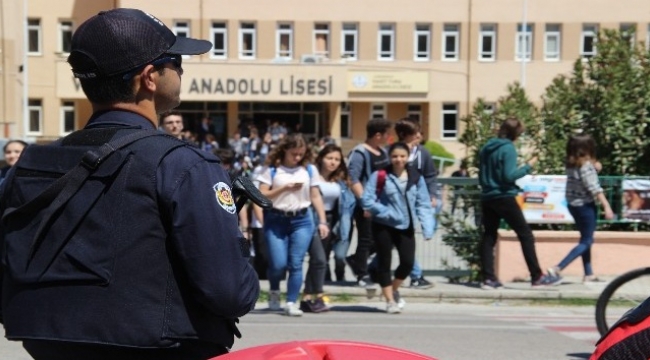 Çanakkale’de okul önlerinde denetimler artırıldı.