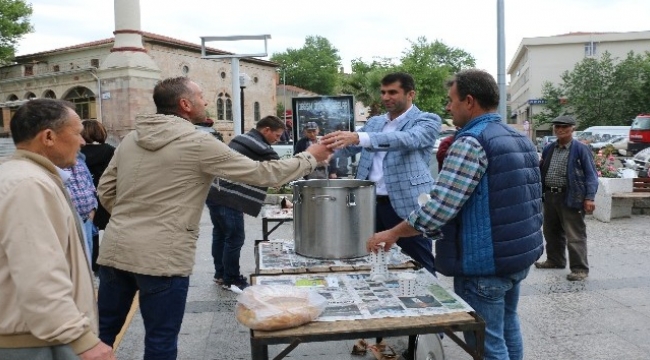 Vatandaşa sıcak süt ikramı