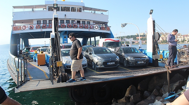 Çanakkale'de arabalı vapur kayalıklara çarptı