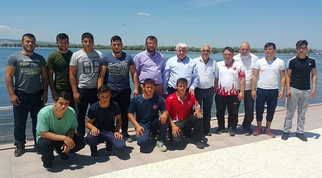 Umurbeyli güreşçiler Kırkpınar öncesi kampta