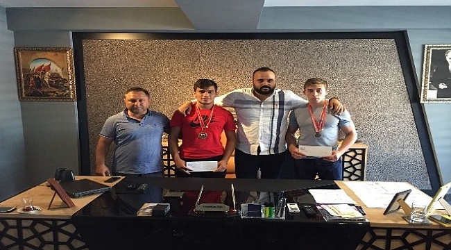 Başarılı güreşçilerden güreş ağasına ziyaret