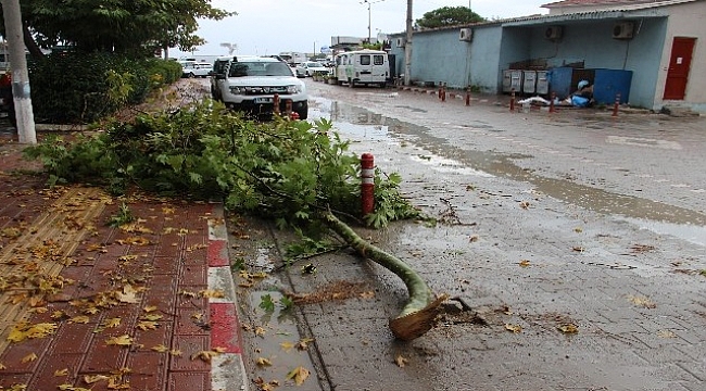 Çanakkale’de sağanak yağmur hayatı felç etti