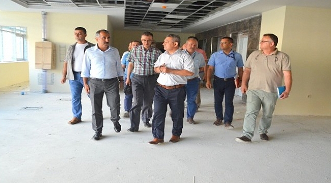 Rektör Acer, hastane inşaatında incelemelerde bulundu