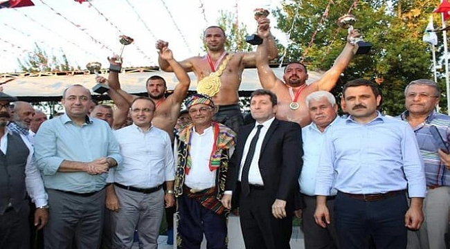 Tarihi Çardak Yağlı Pehlivan Güreşlerinde BaşpehlivanAli Gürbüz oldu