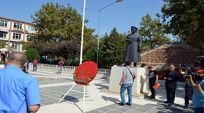 CHP’nin kuruluş töreninde bayrak krizi
