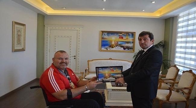 Vali Orhan avlı, başarılı milli sporcuyu tebrik etti
