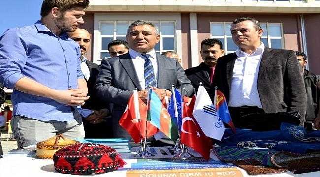 Rektör Acer, öğrenci topluluğu stantlarını gezdi
