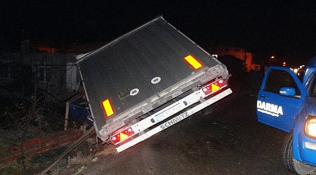 Yoldan çıkan tır elektrik direklerine çarptı