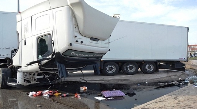 Çanakkale'de TIR otomobili biçti: 1 ölü, 2 yaralı