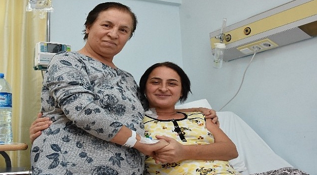 60 yaşındaki anne böbreğini vererek kızını hayata bağladı