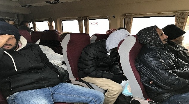 Durdurulan otobüste 41 kaçak yakalandı