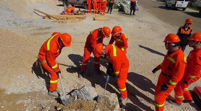 Afet gönüllülerinden nefes kesen tatbikat