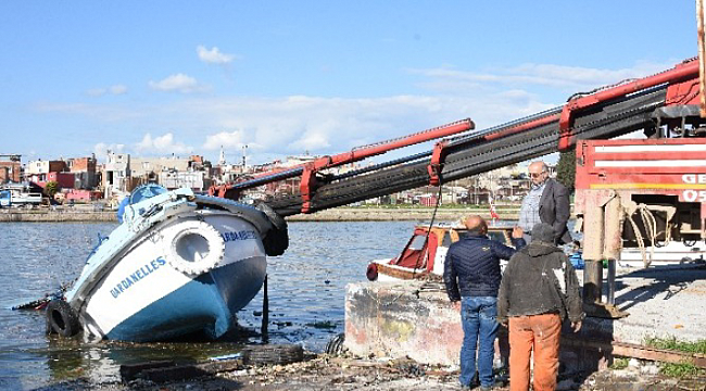 Çanakkale'de üzerine vinç düşen tekne paramparça oldu