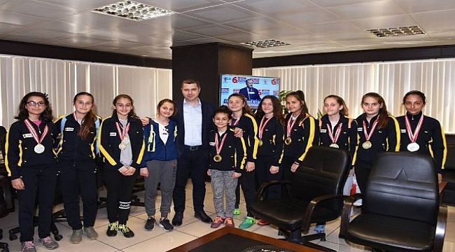 Marmara Şampiyonları sevinçlerini Başkan Kuzu ile paylaştı