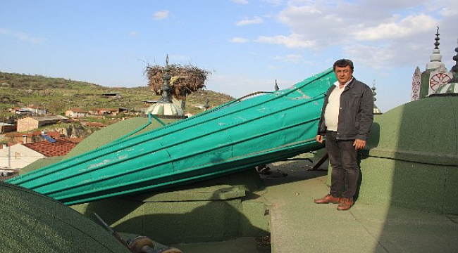 Cami minaresinin külahı fırtınaya dayanamayıp uçtu.