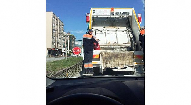 Çöpte buldu, öpüp cebine koydu